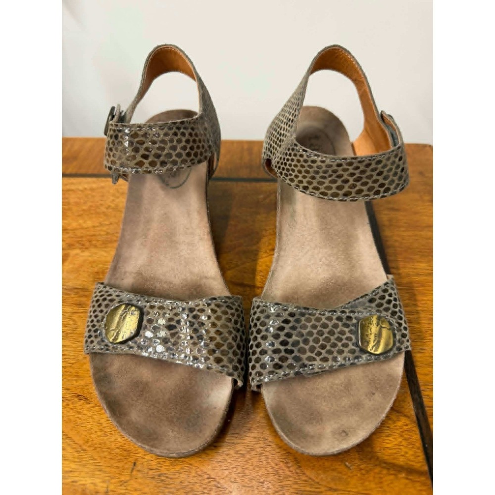 Taos Womens 37 Wedge Sandals Snakeskin Embossed Leather Ankle Strap Grey 4048